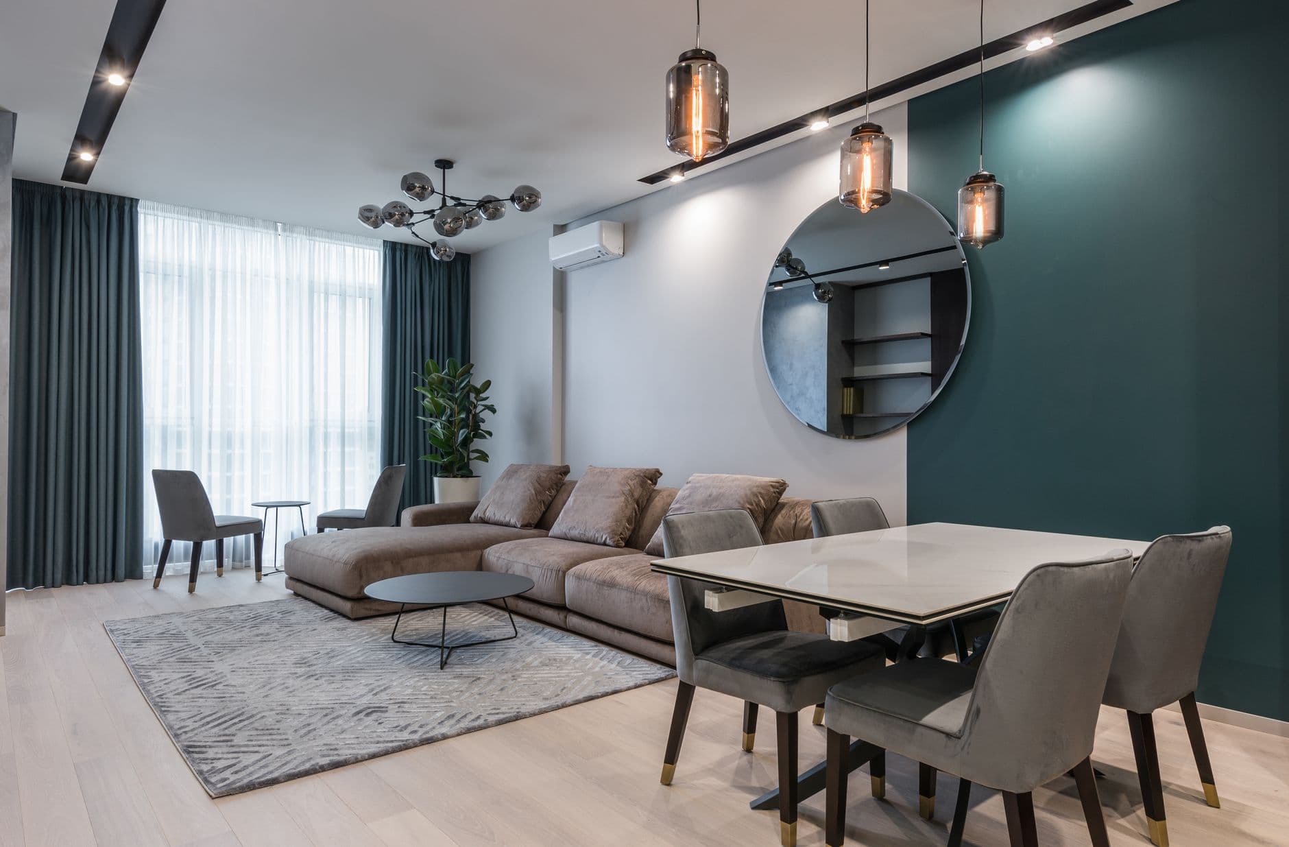 Vista de un salón moderno con ventanales grandes y sofás minimalistas